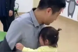 女儿打完针哇哇大哭，爸爸一个动作她瞬间不哭了。 #父爱 来源：永善融媒视频封面