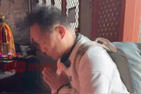 4月3日，山东泰安。寻子14年的杜小华爬泰山为儿子小米奇祈福，他说很多人都建议他爬泰山，身边的姜甲儒妈妈，谢浩男爸爸都来爬过，后面也如愿找到了自己的孩子。他觉得心诚则灵，自己也想来试试。（记者：蒋林君）#杜小华 #杜小华爬泰山为小米奇祈福