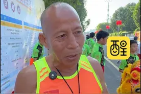 顺德棍叔大赞佛山体育氛围好 带动年轻人爱好体育运动 现场表演龙舟说唱加油 #佛山F3龙超联赛  #国庆吃喝玩乐节   #广东国庆开启人从众模式 #广东国庆出游必打卡地   #请到广东过国庆 广东国庆假期好去处（编辑：小梦  记者：曾凝霜）视频封面