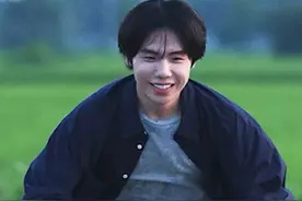 从 “丑上热搜” 到 “勇敢做自己”垫底辣孩闫浩：漂亮从不是唯一答案，真实更动人#抖音人物故事 #生活闪亮时2025 #垫底辣孩人物短片