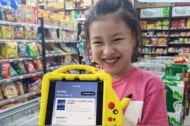 7月17日（采访时间），江苏苏州。周女士一家抢苏超门票，10岁女儿幸运抢到三张连票，全家欢呼。#苏超 #抢票 #新手保护期 #抖音dou热门 @抖音短视频