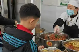 2月25日，重庆荣昌，中小学食堂“三同三公开”制度建立， 今天我们一起去棠香小学蹭饭！#校园食堂 #学校#食堂随拍#新学期的校园生活 #校园随拍视频封面