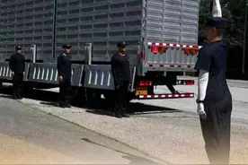 纪念大会放飞8万羽和平鸽，如何在空中形成盘旋效果？ 【鸽笼车的摆放也有讲究！】9月3日，8万羽和平鸽展翅高飞，如何在空中形成盘旋效果？北京市信鸽协会秘书长孙鹏介绍，鸽笼车的摆放也有讲究，“鸽子在飞行中遇到障碍物会调头，利用这个特点，鸽子可以在广场上空形成盘旋状态。”#8万羽和平鸽展翅高飞