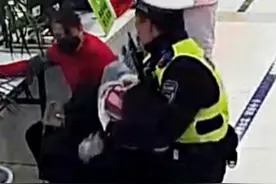 曾跳桥救人的武汉辅警又救人了！他手抱昏迷幼儿3分钟狂奔送医，家长跪地感谢，放声大哭，为曾在特种部队服役的他点赞！视频封面