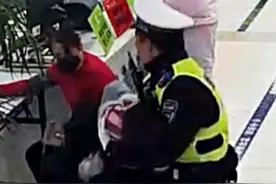 曾跳桥救人的武汉辅警又救人了！他手抱昏迷幼儿3分钟狂奔送医，家长跪地感谢，放声大哭，为曾在特种部队服役的他点赞！视频封面