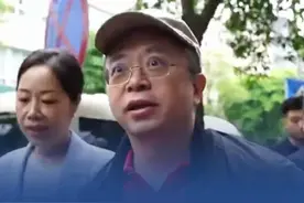 【周鸿祎现身重庆荣昌打卡铺盖面，体验烟火美食】 近日，360集团创始人周鸿祎来到重庆荣昌，打卡当地特色美食铺盖面。周鸿祎在店内品尝美食，与食客互动，还了解了铺盖面的制作。铺盖面以其独特的宽大面片和浓郁口感深受当地人喜爱。（杭州日报）#周鸿祎荣昌打卡铺盖面视频封面