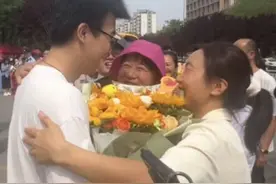 考完啦！高考最后一天第一门考试结束 考完啦！高考最后一天第一门考试结束，第一个奔跑出门的考生已开启假期！奔跑出门，只为早点和妈妈相聚。#高考 #高考加油 视频封面