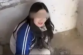 职高女孩突然肚子疼，结果到厕所产下一子后跑了，看得人头皮发麻视频封面