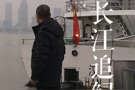 #他要让中华鲟有不同的命运  “这个鱼，你研究了一辈子，最后种群没有了，你于心不安。”2003年初，一条白鲟在长江宜宾段被渔民误捕，经救护后被成功放流。这是白鲟和人类的最后一次会面。全程参与这次救护的中国水产科学研究院长江水产研究所研究员危起伟，至今难以放下失去白鲟消息的遗憾。
目睹白鲟消失的危起伟，决心让中华鲟、长江鲟有不同的命运。#媒体精选计划  #时光里视频封面