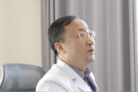 77岁老人患脑瘤视力受损，为挽救视力家属坚持冒险手术 良性肿瘤生长速度慢，通过放疗可得以控制，由于患者年纪较大，手术风险高，性价比低，手术并不是第一选择，作为医生患者的利益会永远放在第一位#外科手术 #脑瘤 #医患故事 #硬核健康科普行动  #门诊故事视频封面