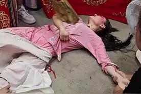 7月5日河南林州，豫剧演员在高温下坚持演出到最后一刻中暑晕倒，剧团：身体状态已恢复！提醒大家量力而行，注意身体健康！#河南dou知道