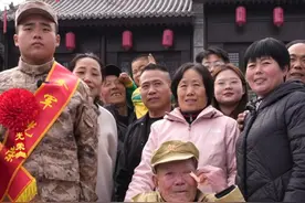3月15日，96岁抗战老兵赵英武送孙子入伍，紧紧握住他的手，高兴落泪。“在那好好干，保家卫国！”入伍新兵赵以浩：从小就听爷爷聊他的经历，一直想长大之后去报名参军。#入伍参军 #入伍 #新兵 #当兵视频封面