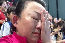 孙杨今晚的比赛结束后，看台上的妈妈说：儿子很棒！只想儿子身体健康！