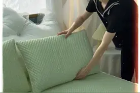 夏天天太热就得铺这个冰豆豆凉席才舒服，这个凉席凉而不冰，很适合夏天用#冰豆豆凉席 #床上用品推荐#超便宜超划算 #面料柔软舒适 #凉席视频封面