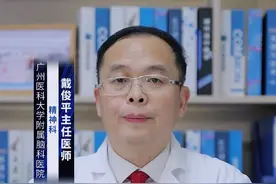 #涨知识 阳光型#抑郁症 又被叫做是微笑抑郁症，是抑郁症的一种特殊表现形式。阳光型抑郁症的主要症状表现包括与人相处时表面比较开朗，常常面带微笑，但独处时就会有明显的抑郁情绪症状，比如持续的情绪低落、缺乏愉悦感、兴趣减退、不愿与人交际、自我评价低、记忆力下降、注意力下降、自罪自责、无意义感、轻生念头等。
针对阳光型抑郁症需要积极干预治疗，主要包括患者自身的自我调节以及专业治疗，具体情况如下：1.自我调节（1）学会诉说：尤其是学会尝试向自己身边的亲人朋友表达真实地感受，诉说的过程本身就是一个减压的过程，并且也可以得到身边亲人朋友的开解。（2）每天加强运动：运动可以促进大脑分泌多巴胺，有利于改善抑郁情绪。2.专业治疗（1）心理治疗：可以去心理科寻求专业心理医生的心理咨询帮助，比如采取认知行为疗法，可以改善负性思维，从而改善抑郁情绪。（2）药物治疗：对于比较严重的阳光型抑郁症，除了上述的调整方式，还可以结合药物治疗。温馨提示：如果你或你身边的出现上述表现，影响日常生活时，要及时去医院寻求专业医生的帮助。#健康守护计划 @创作灵感小助手视频封面