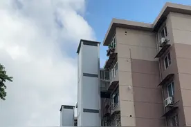 老旧小区加装电梯无需出资购买，乘坐一次就付费一次。近日，芜湖市首个“公交式电梯”在镜湖区蓝天小区正式投入使用。据了解，经过近三个月的试运行和相关测试之后，“免费安装 收费乘坐”新模式下的小区电梯成为了业主们出行的新伙伴。视频封面