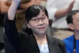 国家跳水队领队周继红正式退休 3月25日，国家体育总局官网公布干部调整信息：免去周继红的游泳运动管理中心主任、国家跳水队领队职务，按国家有关规定办理退休手续。周继红在任期内率队斩获46枚奥运金牌，并在2024年巴黎奥运会包揽全部8金！如今60岁的她正式结束执掌中国跳水队27年的光辉历程。#周继红办理退休手续  #中国跳水历史上首位奥运冠军视频封面