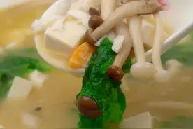 鸭蛋扔锅里，出锅瞬间变成美食，大厨教你几招，太鲜了#妈呀太香了 #美食教程 #豆腐汤 #家常菜视频封面