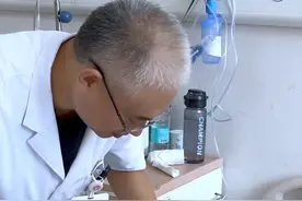 #医疗创作者培优计划 她是一位妈妈，在怀孕之后一直高血压，到生完还是高，之后一直没当回事儿，在一天突发脑出血，在康复一段时间后没效果，今天是做完手术的第一天，激动的说不出话。#健侧颈七神经移位术  #脑出血偏瘫 #脑出血 #足内翻视频封面