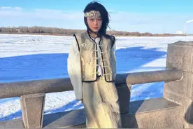 3月21日 ，黑龙江佳木斯。女星张馨予晒照分享自己身着郝哲族鱼皮衣引网友纷纷点赞。她表示：传统服饰才是真正的高定。视频封面
