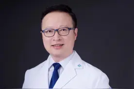 老年人手术后的护理一定要注意这些点 老年人术后护理指南：避免这些常见误区。老年人手术后，护理不当可能会影响恢复。这个视频将揭示一些常见的护理误区，并提供正确的护理方法。从饮食到活动，我们将帮助你避免常见的错误，确保老年人的术后恢复更加顺利.#抖出健康知识宝藏 #抖音知识年终大赏视频封面