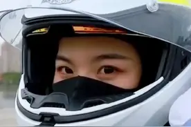 今天是中国人民警察节
来看甜飒女交警的温柔守护视频封面