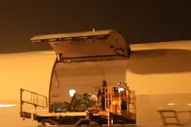 旅美大熊猫“云川”“鑫宝”的欢送仪式上，既有不舍，却也满含期待……点进本期 #大熊猫环球手帐 ，听听大熊猫保护工作人员们为它们送别时的心声……（来源：中国大熊猫保护研究中心）视频封面