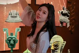 #北京范儿   #古都新韵  【探秘“看·见殷商”｜#带您穿越到三千年多前的青铜时代   ！】听 —— 三千年前的青铜在低语，甲骨文的刻痕在呼吸，一场跨越 3500 年的文明密码正在北京大运河博物馆悄然解锁。各位时空旅者请注意，您已进入“看・见殷商”特展的神秘领域……#探秘看见殷商特展视频封面