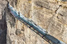 航拍山西长治市平顺县天脊山悬崖栈道，非常长非常惊险 #栈道