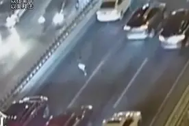 5岁男孩横穿二环主路“找爸爸” 铁骑民警上演 “生死时速”救人 感谢好心司机报警 感谢民警相助（记者：洋）#社会百态 #北京 #带娃视频封面