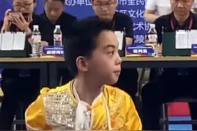 男孩手臂受伤，自己依然坚持参加武术比赛。网友： 站在台上的那一刻他已经赢了视频封面