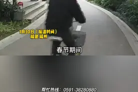春节老人走动多 “8字走”助您防跌跤 医生：纵向摆放两张椅子 反复绕着走“8”字 十次为一组 每天锻炼三到五次 增强肌肉协调性视频封面