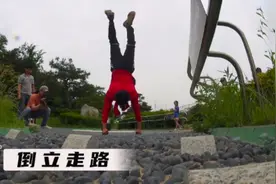 男人的手和脚长反了，他竟然喜欢倒立走路#奇闻奇事 #纪录片视频封面