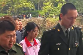 毛主席的曾孙毛东东，在祭拜途中全程搀扶父亲毛新宇！传递正能量！传承好家风！#毛主席 #毛东东 #韶山#我爱湘潭我的家 #清明追思