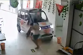 11岁女孩飞身救妹！不慎油门当刹车，“老头乐”冲进店内！爷爷：大孙女很勇敢 如果没有她 后果不敢想象  #河南dou知道 #正能量