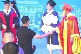 6月16日，山东师范大学，女孩在硕士学位授予仪式上被求婚，校长秒变证婚人。网友：又是羡慕别人爱情的一天！#山东dou知道 #毕业季 #求婚视频封面