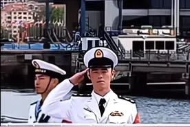 老师偶遇以前的学生，叫了名字却被回以军礼。回家后写下长文，他曾说：老师，#当兵算不算有出息  。#老师叫学生被回以军礼视频封面