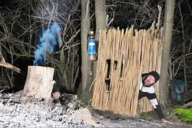 野外求生遭遇猛兽偷袭，小伙吓得落荒而逃，狗子竟敢怒吼豺狼虎豹视频封面