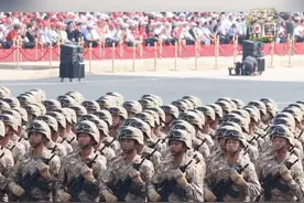 徒步方阵和装备方阵速度不同，为何不会相撞？记者详解“徒步分进线”。（记者：许杨 吴一蒙 孙彪）#徒步分进线  #秀我中国  #阅兵  #抗战胜利80周年  #我们的胜利