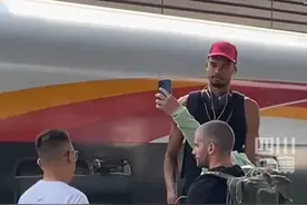 文班亚马结束少林寺修行，闭关10日考取“少林一段”，成为首位获得少林武术段位的NBA球员。6月18日，多名网友发视频称在郑州东站偶遇文班亚马。