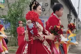 4月21日，山西运城，新人用摇摇车接亲太带感了，四五公里路花了几千块钱，一种无拘无束的快乐！谁坐谁知道#摇摇车视频封面