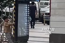 小朋友一直拉着门不松手，开始以为在调皮，直到看到腿脚不便男子进门。网友：以为是个“皮孩子”，看完心里却暖暖的视频封面