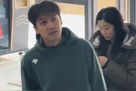 12月28日，胡歌现身母校上戏期末考试，扑面而来的少年感，还收到了学弟学妹们的鲜花#胡歌视频封面