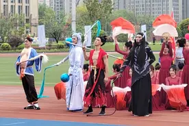 #重庆大学运动会开幕式太会整活  ！电影学院的同学们cos《哪吒2》走秀表演惊艳全场，哪吒、敖丙、申公豹、太乙真人，你觉得哪个角色最逼真？#媒体精选计划 #哪吒2 #cos哪吒