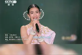 【柬埔寨小公主的中文歌好好听】 “伸出友谊的双手，满满的祝福”“在故宫有温柔的感动”“心手相护，携手共度”……这首《我心向往》，是柬埔寨王国王室成员诺罗敦·珍娜公主，参与创作的中文歌曲。温柔的声音，唱出真挚的祝福。一起欣赏！#美美与共  #和美之歌视频封面