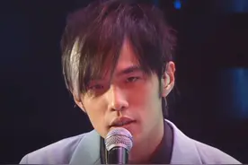 周杰伦被曝入驻抖音 取名“周同学”？抖音称“花9位数天价签周董”不属实。网友：静候官方消息。