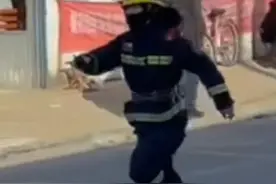 出警途中遇道路狭窄消防车无法进入现场  消防员下车开辟生命通道！（田雨 高宏宇 曲阜大队）#这就是山东 视频封面