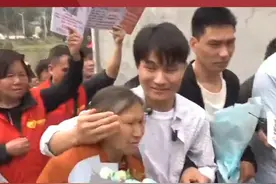 6岁被骗走 15岁被收养到美国，离家23年小伙今天回家认亲，刚回家 细心的儿子已开始保护妈妈#寻亲  #认亲  #团圆  #宝贝回家视频封面