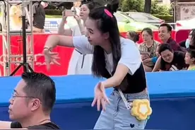 7月10日，四川攀枝花。女幼师台下声情并茂领舞，认真又可爱的样子一点也不输给台上萌娃。网友：大可爱带了一窝小可爱。#可爱 #可爱到爆炸💥 #请开始你的表演 #一群小可爱视频封面