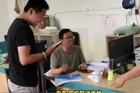 6月24日，安徽六安，#男生高考441分穿拖鞋骑车20分钟给老师报喜：本以为考不上本科，实际超二本6分。   
